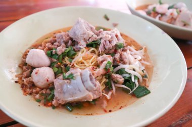 Erişte veya Çin noodle veya yumurta noodle domuz eti ile