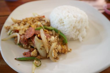 yumurta ve sebze ve pirinç ile tavada kızartılmış ekşi domuz