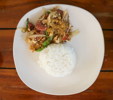 yumurta ve sebze ve pirinç ile tavada kızartılmış ekşi domuz