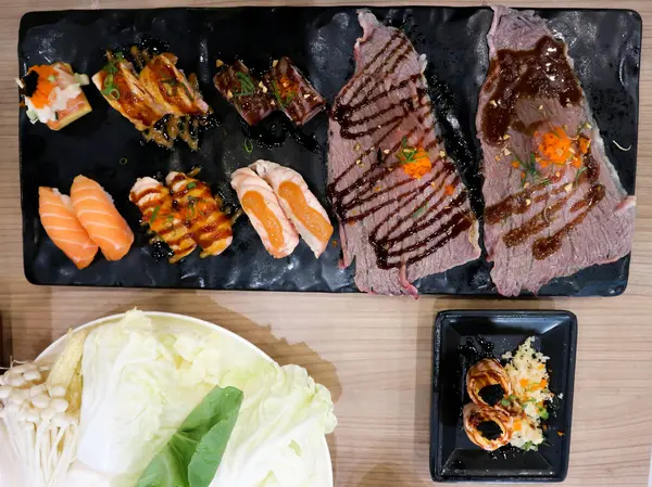 Carne Vită Crudă Sushi Maki Sau Mâncare Japoneză — Fotografie, imagine de stoc