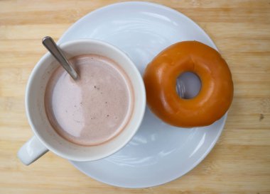 çörek veya halka sıcak kakao veya sıcak çikolata ile