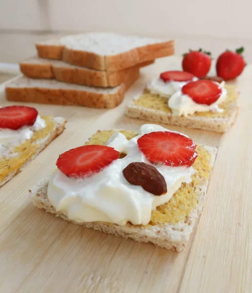 Pão Trigo Integral Canapé Com Cobertura Morango — Fotografia de Stock