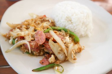 yumurta ve sebze ve pirinç ile tavada kızartılmış ekşi domuz