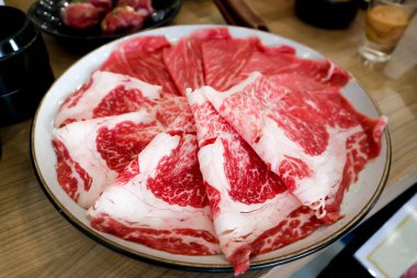 ham sığır eti veya dilimlenmiş biftek yemek