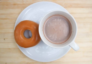 çörek veya halka sıcak kakao veya sıcak çikolata ile