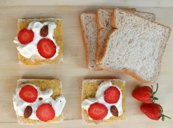 Pan Integral Canapé Con Cobertura Fresa — Foto de Stock