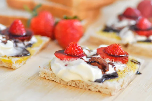 Pan Integral Canapé Con Cobertura Fresa — Foto de Stock