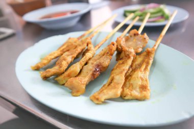 Barbekü veya ızgara domuz eti veya domuz eti satay