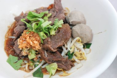 noodle ile sığır eti ve sebze ya da sığır şehriye