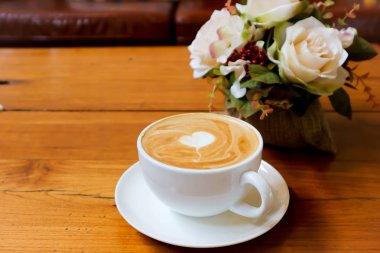 cappuccino veya latte veya masanın üzerine sıcak kahve