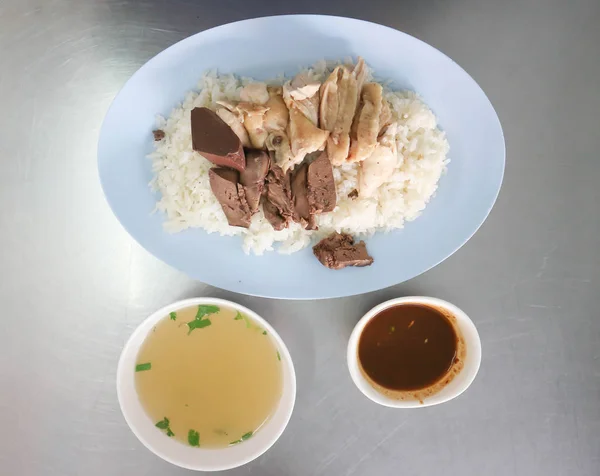 Nasi Ayam Atau Nasi Diatapi Dengan Ayam Atau Nasi Ayam — Stok Foto