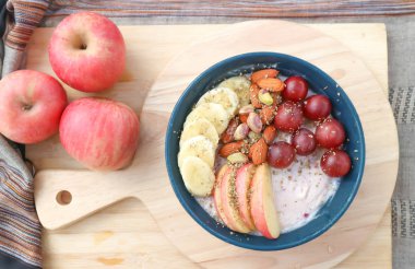 üzüm, badem ve muz tepesi ile yoğurt