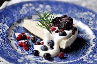 Berry peynir pasta ya da çikolatalı pasta veya peynir pasta