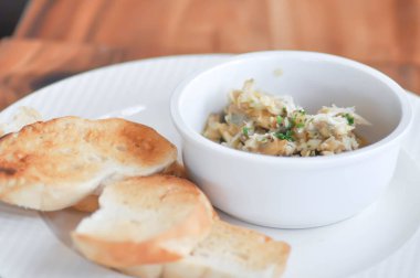 pişmiş deniz tarağı veya ekmek ile karıştırın kızarmış midye