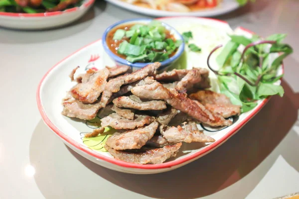 Daging Babi Panggang Dengan Saus Makanan Thailand — Stok Foto