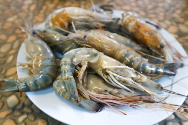 çiğ karides yemek pişirmek için