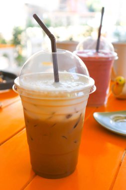 buzlu kapuçino veya buzlu kahve masada