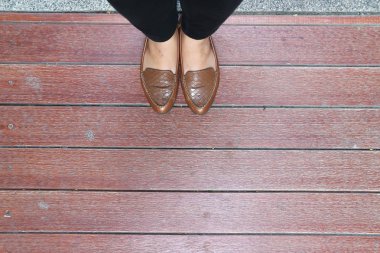 bir kadın yerde duruyor