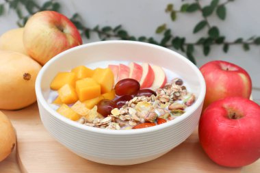 mango, üzüm ve elma tepesi ile yoğurt