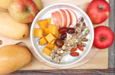 mango, üzüm ve elma tepesi ile yoğurt