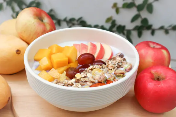 mango, üzüm ve elma tepesi ile yoğurt