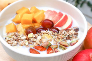 mango, üzüm ve elma tepesi ile yoğurt