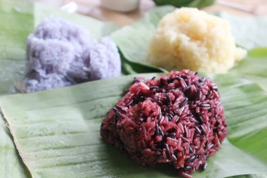 yapışkan pirinç veya Tayland sticky pirinç muz yaprak üzerinde
