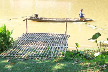 Birisi tekne yat limanına kürek