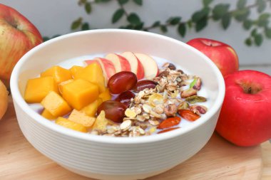 mango, üzüm ve elma tepesi ile yoğurt