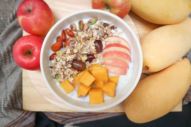 mango, üzüm ve elma tepesi ile yoğurt