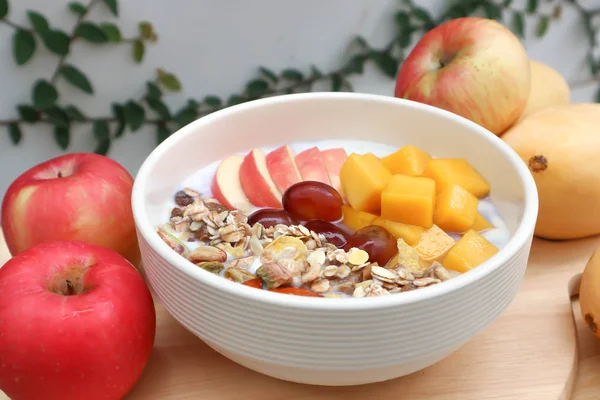 mango, üzüm ve elma tepesi ile yoğurt