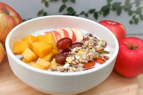 mango, üzüm ve elma tepesi ile yoğurt