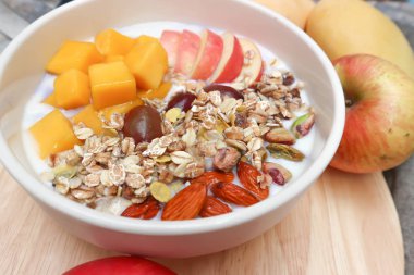 mango, üzüm ve elma tepesi ile yoğurt