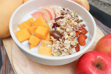 mango, üzüm ve elma tepesi ile yoğurt