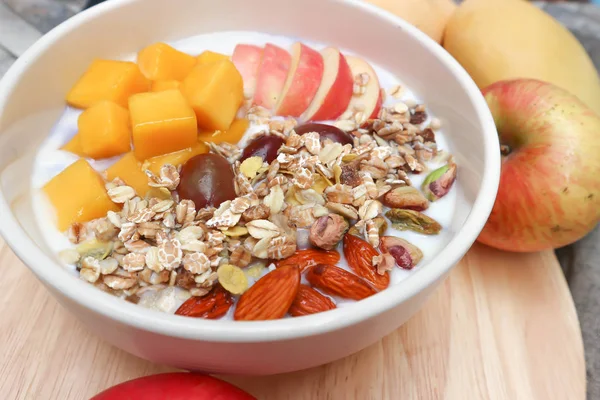 mango, üzüm ve elma tepesi ile yoğurt