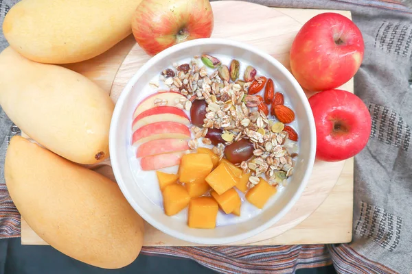 mango, üzüm ve elma tepesi ile yoğurt
