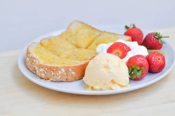 Toast Oder Brot Mit Butterbelag Und Eis Mit Erdbeere — Stockfoto