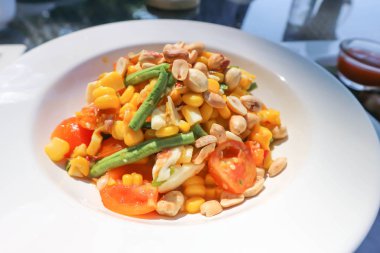 Mısır salata veya meyve ve sebze salatası Tay tarzı