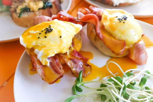 Benedicto Huevo Pan Con Tocino Cobertura Huevo Escalfado — Foto de Stock