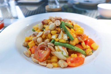 Mısır salata veya meyve ve sebze salatası Tay tarzı