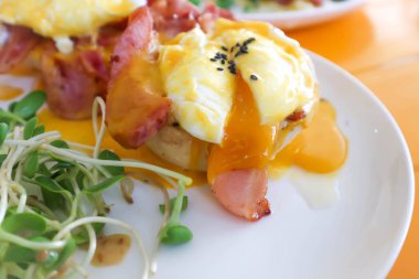 yumurta benedict veya salam ve haşlanmış yumurta tepesi ile ekmek