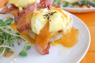 yumurta benedict veya salam ve haşlanmış yumurta tepesi ile ekmek