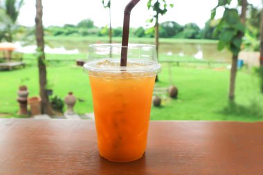 portakal suyu veya masanın üzerine tutku meyve suyu