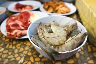 çiğ karides ve çiğ et yemek pişirmek için