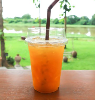 portakal suyu veya masanın üzerine tutku meyve suyu