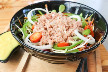 salata veya ton balığı salatası karışık sebze ve DIP
