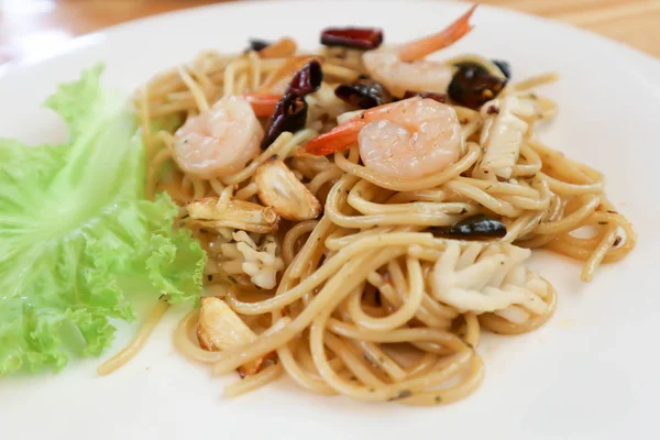 deniz mahsulleri spagetti veya Tay tarzı acılı spagetti