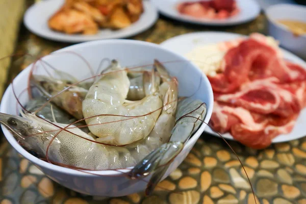 çiğ karides ve çiğ et yemek pişirmek için