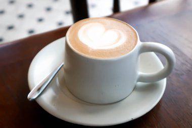 cappuccino veya latte veya masanın üzerine sıcak kahve