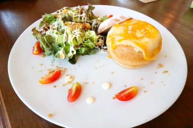 ekmek kase çorba ve ekmek ile doldurulmuş ve yumurta salatası ile Tepesi